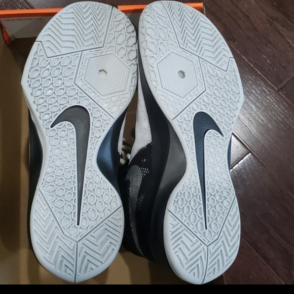 Nike Zoom Devosion Men's shoes Metallic Silver 8.5 - Picture 4 of 8